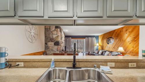 Large 2 Floor Condo, Pool Pass, Beach Club, walk to Shanty Creek - Foto 4