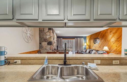 Large 2 Floor Condo, Pool Pass, Beach Club, walk to Shanty Creek - Foto 4