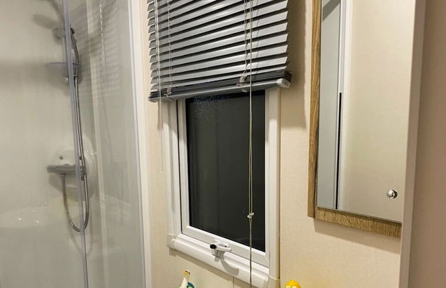 Lovely 2-bed Chalet in Prestatyn - Photo 13