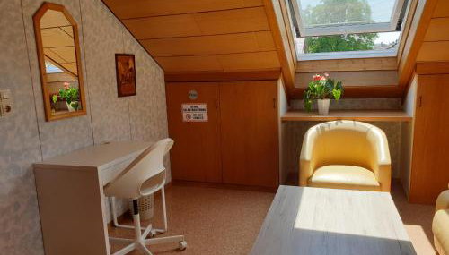Sonnige ruhige Dachzimmer inkl WIFI plus Kaffee mit WG Dusche und neuer Küche - Foto 3