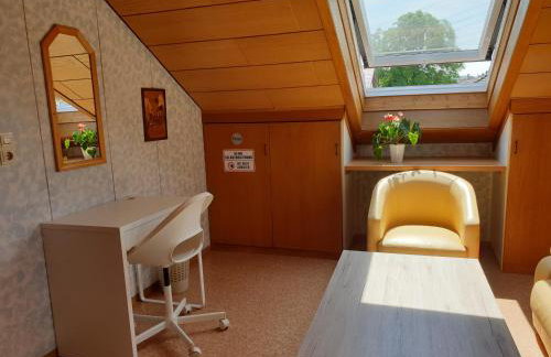 Sonnige ruhige Dachzimmer inkl WIFI plus Kaffee mit WG Dusche und neuer Küche - Foto 3