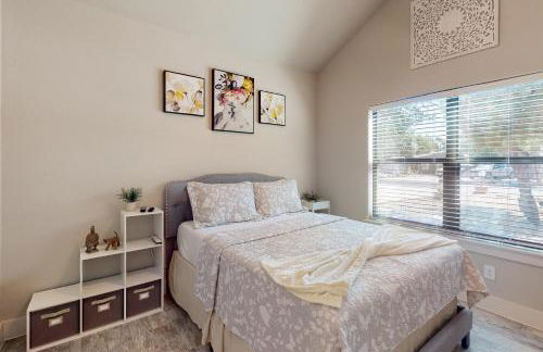 Tanglewood Retreat | Updated house in Spring Branch with a large yard - Foto 18