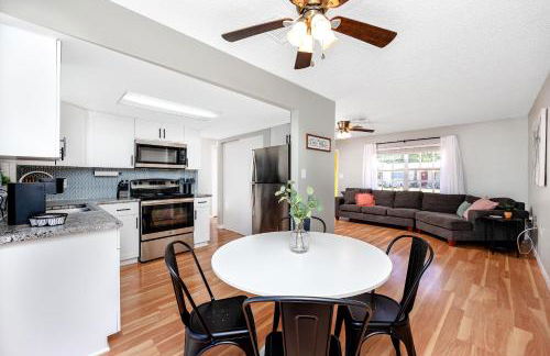 Sunny Escape: Vibrant Pool Home - Photo 9