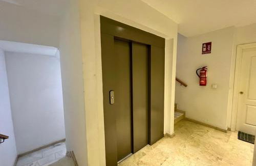 Urban Retreat with Views & Terrace - Foto 37