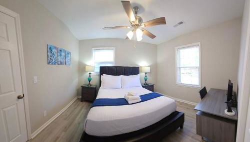 Chic Oasis: 3BR, 2BA, Private Deck - Photo 5