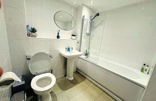Cosy 2 Bedroom Canary Wharf House with Private Garden - Foto 33
