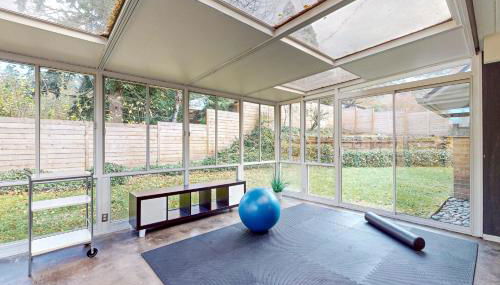 Mid-Century Marvel - Photo 5