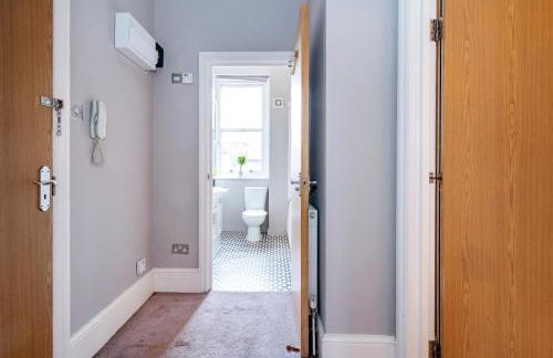 Large 1 Bedroom in Center of London (4) - Photo 13