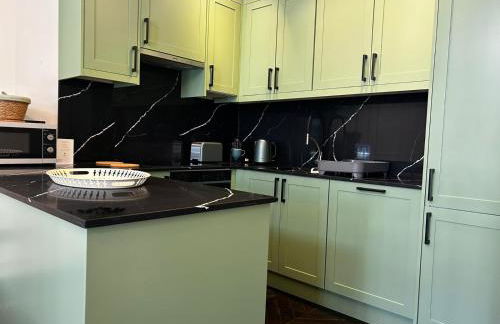 Earl's Court Luxe Apartment - Photo 9