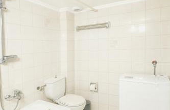 Mamour Apartments, Near Tram & 8' to Beach, Queen Bed Comfort - Foto 19