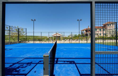 5-Bed Villa with Pool, Jacuzzi & Padel Court - Foto 45