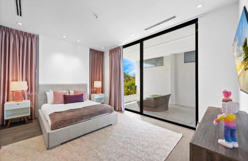 Three Story Waterfront Villa with Basketball and Mini Golf - Foto 37