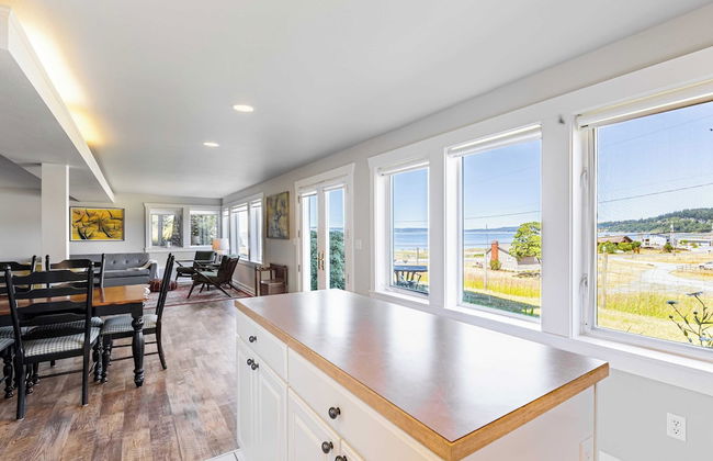 Private Beach Access + Water Views! Sleeps 18, Historic 6bdr Farmhouse w/ Deck - Foto 20