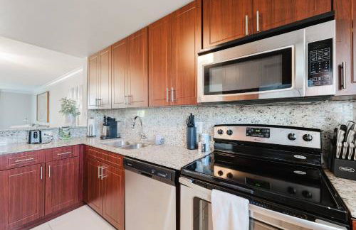 Boca Beachside 2BR 2BA with Pool and Balcony Steps to Sand - Foto 10