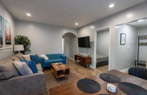 Stylish & Bright Gem Overlooks Lovely Park with Great Amenities - Foto 13