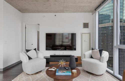 Linea Luxury Living with Indoor Pool and Rooftop Views in The Loop - Photo 15