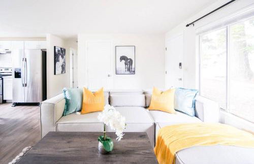 Beautiful Light-filled Farmhouse w swing & slide - Foto 11