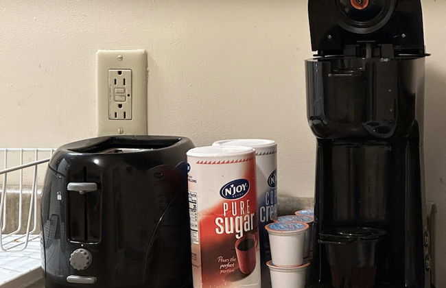 Cozy Downtown Apartment TV Walk Everywhere - Photo 11