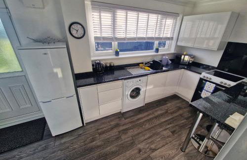 Cozy Shotts House with 2 Bedrooms - Photo 13