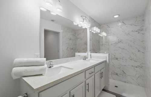 New! Few minutes to Downtown, 10 to the Beach! - Photo 6