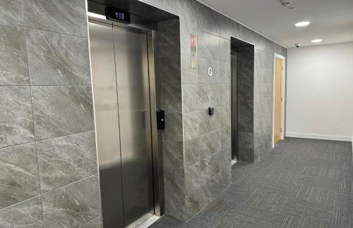 Penthouse height Flat, City View Balcony, Quiet, Free Wifi, Gym & More Minimalistic Home - Foto 25