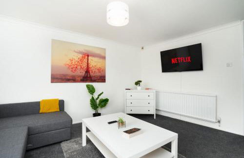 Spacious - 3 Bed - Free Parking - by Holiday Homes - Foto 14