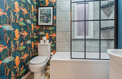 4 Bedroom House in Eccles, Trafford, Manchester - Sleeps 10 - 3 Double Beds - 4 Single Beds - FREE PARKING, Garden & Fast Fibre Wi-Fi - Close to Trafford Centre, MediaCityUK, Salford Quays, and both Old Trafford stadiums - Foto 4