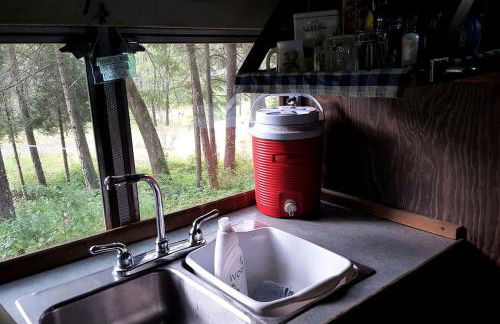 Unique Renovated School Bus for Camping in the Klamath National Forest, California - Foto 6