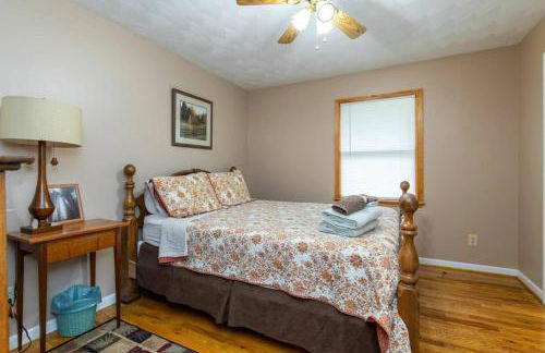 Carries Cottage- Hot Tub, Firepit, Covered Deck - Foto 26