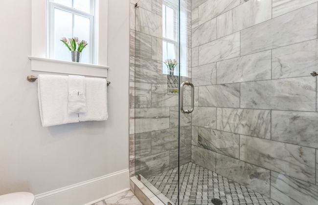 Modern 4 BR Condo with Balcony & Pool - Near FQ - Foto 33