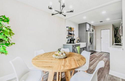 Heart of S Tampa- Hot Tub, Private Backyard, Fire Pit, Grill, 5 min to Beach - Foto 7