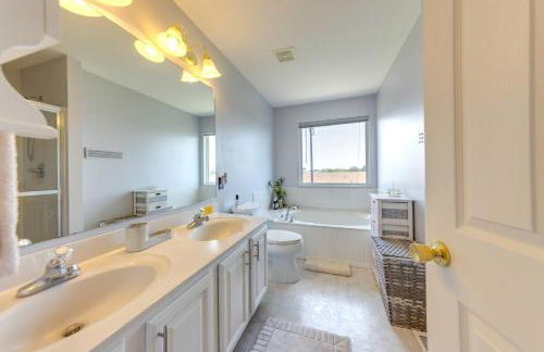 Families Welcome! Spacious OFallon Home with Yard - Foto 16