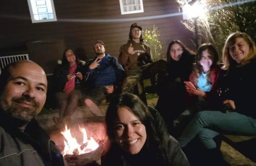 Chale de Madeira - Lareira e Fogueira---lindo gramado com mesa para café da manhã, churrasqueira e fogueira - Foto 11