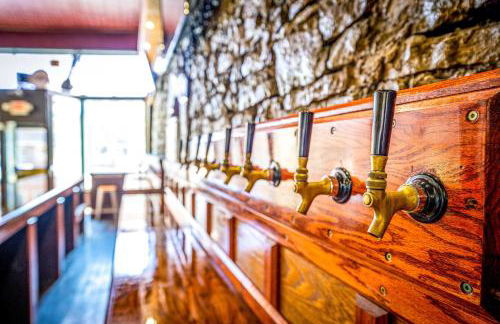 Walk to River Unique Studio in Renovated Bar! - Foto 10