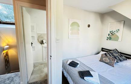 Inviting 2 Bed Guest House steps away from Ascot Racecourse 3 mins drive, 5 mins to Legoland, 12 mins to Windsor Castle Perfect for families & racegoers alike - Foto 32