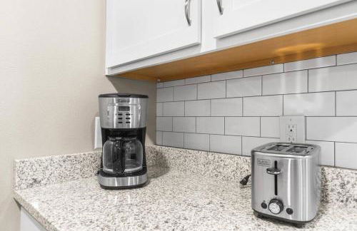 Luxe 1BR/1BA: Dive, Rest, Explore. Book Now! - Foto 36