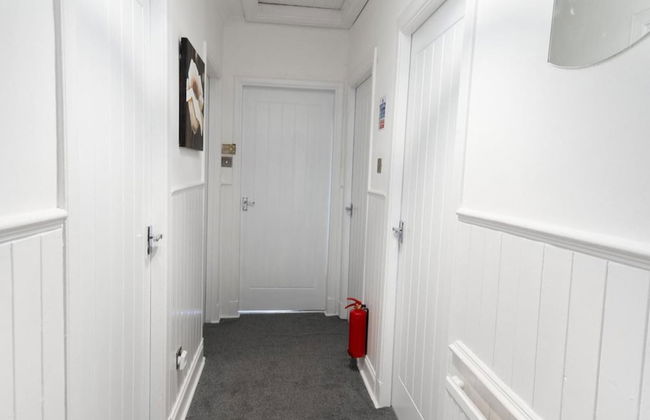 2-bed Flat, Wishaw, Free Parking, Family-friendly - Photo 24