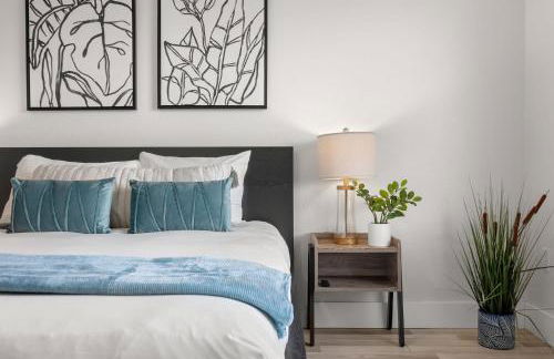 Relaxing 2BR Florida Home Close to Beach - Photo 26