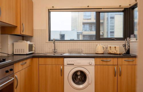 Muirhouse 2BR Apartment with Free Parking - Foto 25