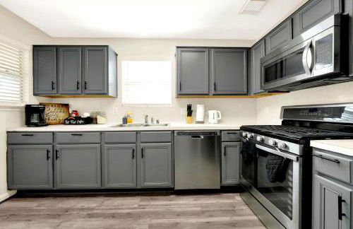 Downtown 3BR Near NRG Stadium - Photo 10