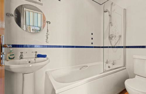 7 South Beach Court - Sea Front Apartment With Spectacular Sea Views - Photo 28