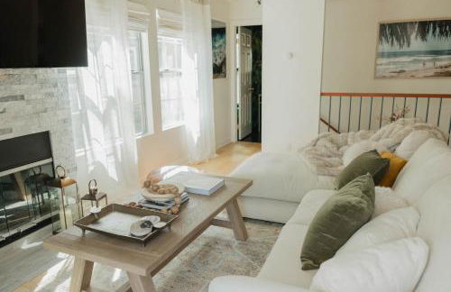 Stylish PB Townhome, Walk to Bay, and Balcony - Foto 12