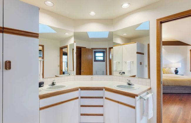 Half Block to Beach w/ Oceanview, Patio + Balcony The Shore Pine by Avantstay - Foto 39