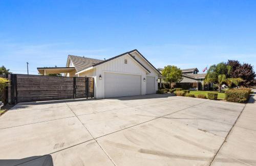 Spacious Home with Private Pool - Photo 30