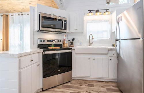 7 Le Soleil Retro Tiny House, Boat Parking, Mins to Lake Guntersville, City Harbor - Foto 9