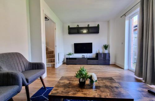 Spacious 4BR House Sleeps 8 with Free Parking, Contractor Friendly, Near Basildon Hospital & London Links - Foto 2