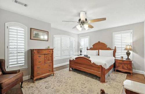 Lewisville Luxe Pool Getaway - Patio BBQ TV Room - Foto 25