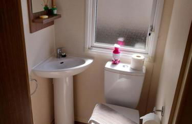 Family breaks at Rockley Park with Prosecco and a box of chocolates on arrival - Photo 14