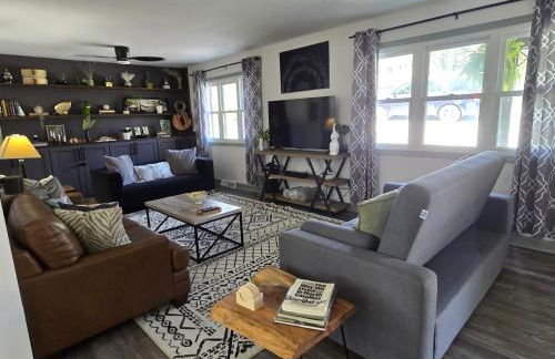 Spacious, Renovated, 5-bedroom Retreat, Near I-85 - Photo 2