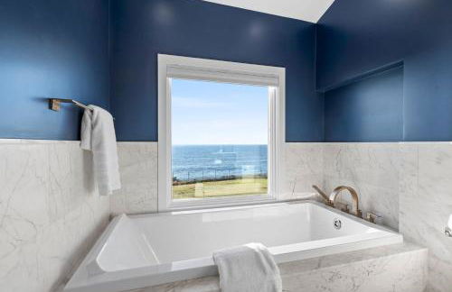 Distinguished Oceanfront Point Estate with Iconic Beach Mountain Vistas - Foto 53